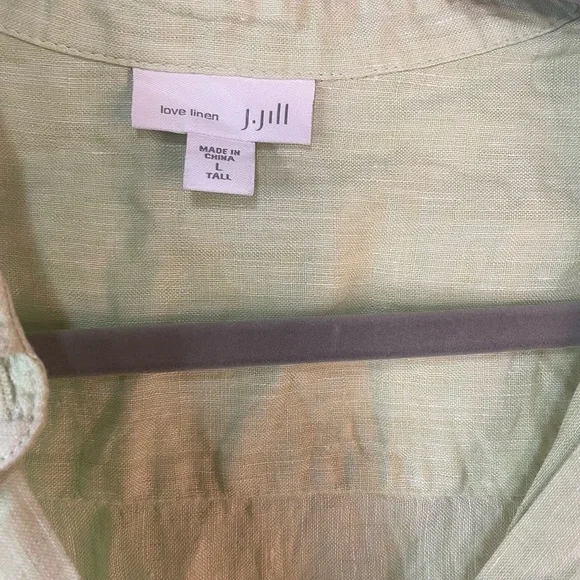 J Jill light green linen blouse, with a super cute detail on the back.100% linen - Picture 4 of 4
